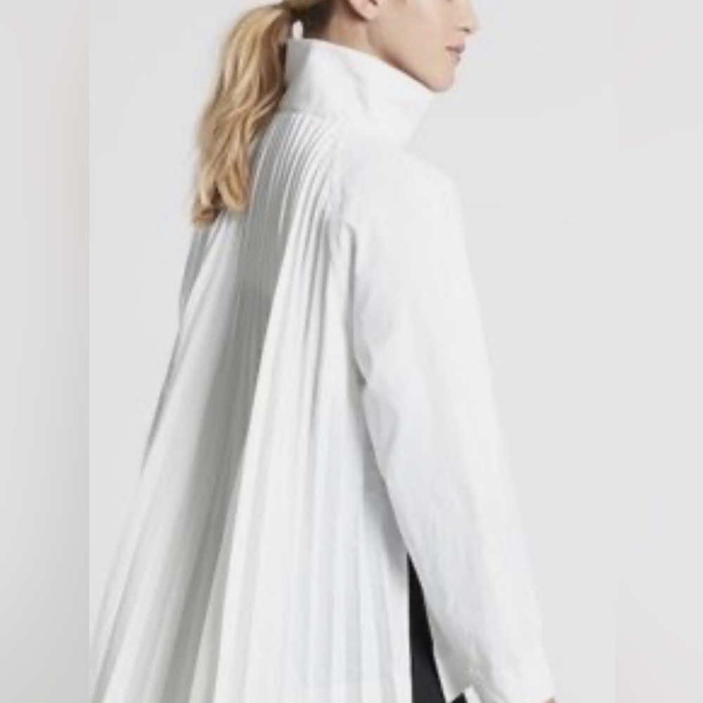 athleta sojourn pleated back white anorak jacket, small